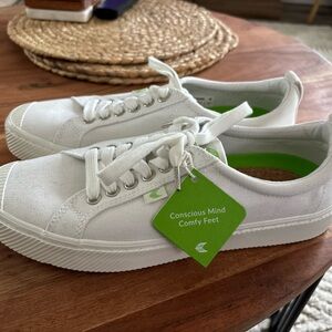Cariuma Green and White Sneakers